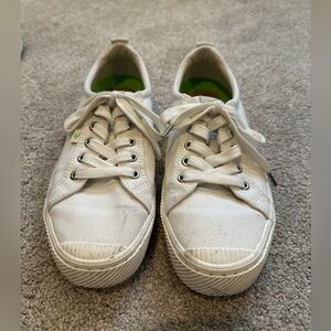Cariuma OCA Low Canvas Sneakers in White - Size 9